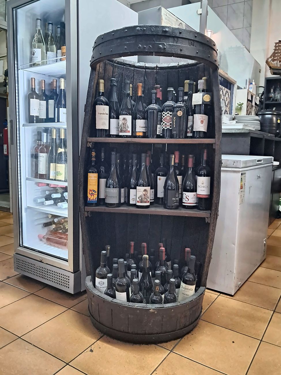 Garrafeira num velho barril de madeira com vinhos do Douro e do Dão